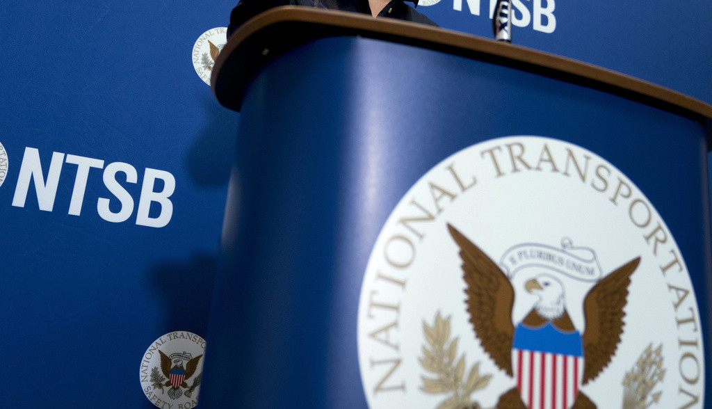 El logo de la Junta Nacional de Seguridad en el Transporte de Estados Unidos (NTSB por sus siglas en inglés) se exhibe durante una conferencia de prensa en la sede de la agencia en Washington, el 18 de diciembre de 2017. (AP Foto/Andrew Harnik, archivo)