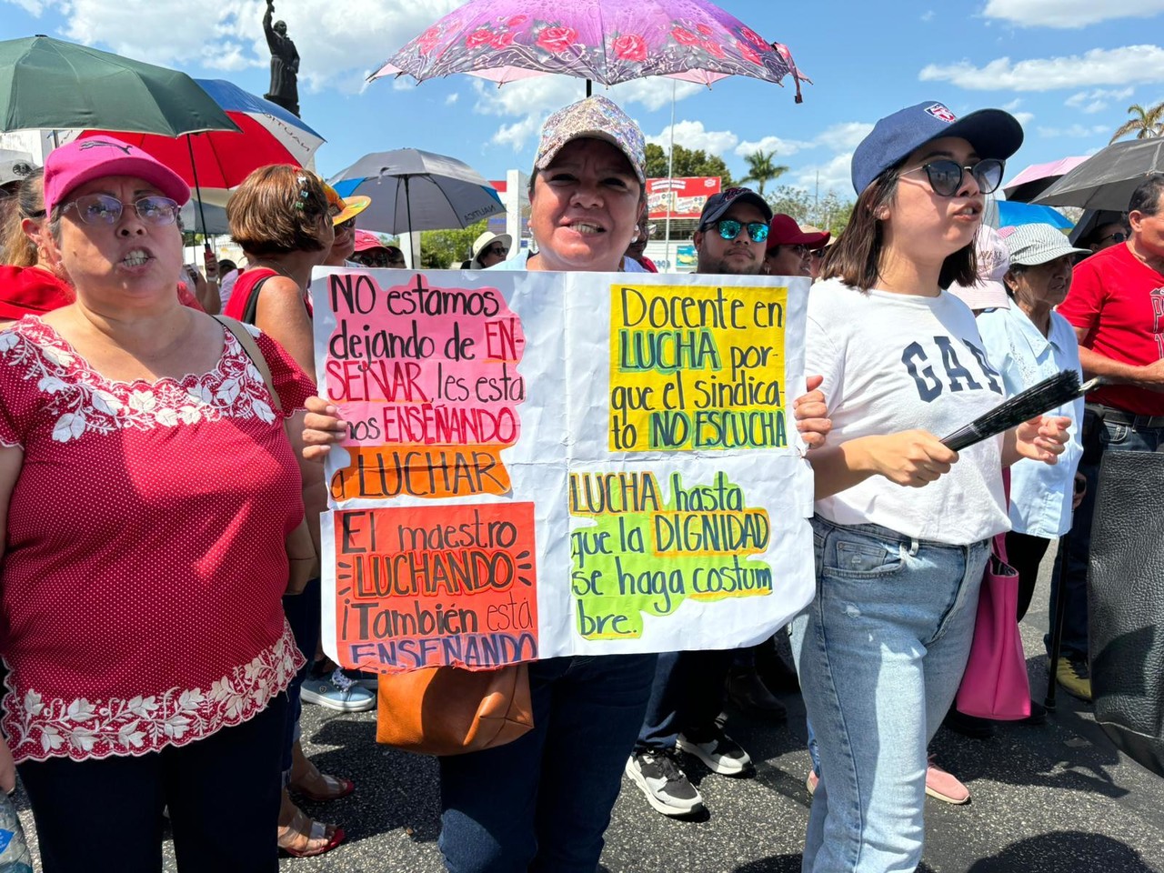 Un grupo de aproximadamente 80 docentes tomaron la glorieta Dondé. Foto: Alejandra Vargas
