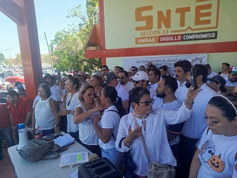 Maestros del SNTE acudieron a la sede de la Sección 33 para firmar los pliegos petitorios tras las protestas realizadas en días pasados.- Foto de Yucatán Ahora