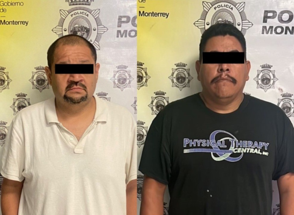 Jorge Armando 'G' y Gerardo 'N' tras haber sido detenidos por policías municipales. Foto: Policía de Monterrey.