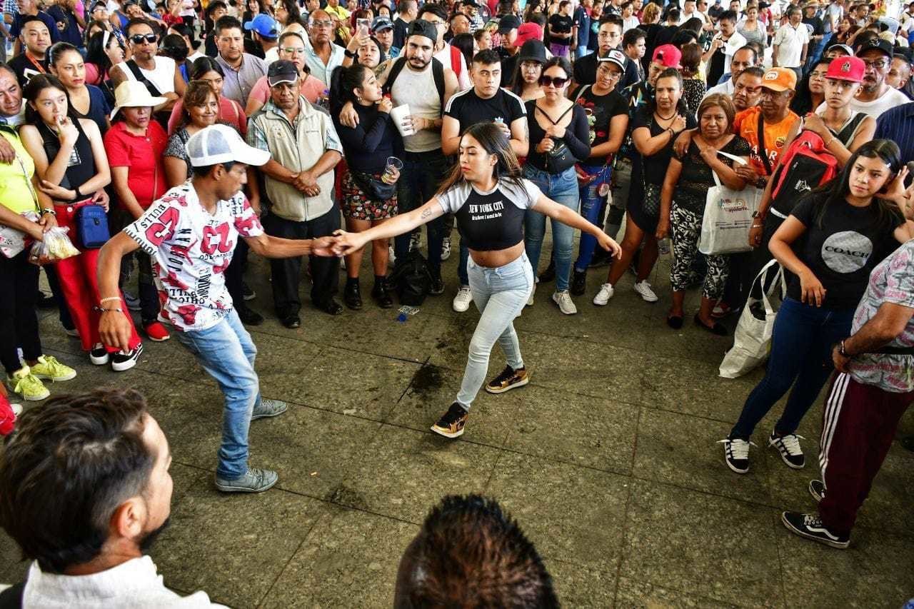 Desenas de personas se reunieron para bailar con sonideros en Iztapalapa. Foto: Facebook Raúl Basulto Luviano