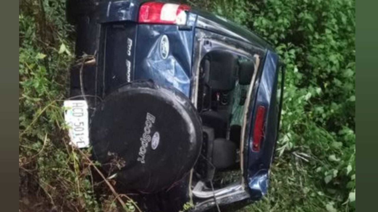 Texcaltitlán: Hombre pierde la vida al desbarrancar su camioneta. Foto: RRSS