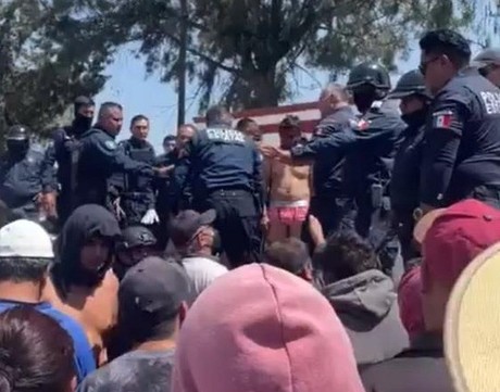 Desnudan y golpean a tres presuntos ladrones en Hidalgo (VIDEO)
