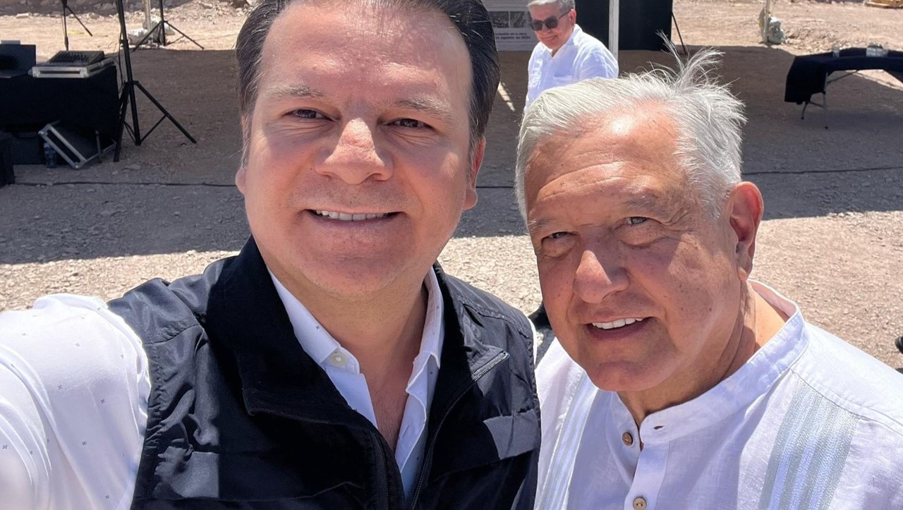 El gobernador Esteban Villegas tomándose una selfie con el presidente Andrés Manuel López Obrador. Foto: Facebook Esteban Villegas Villarreal.