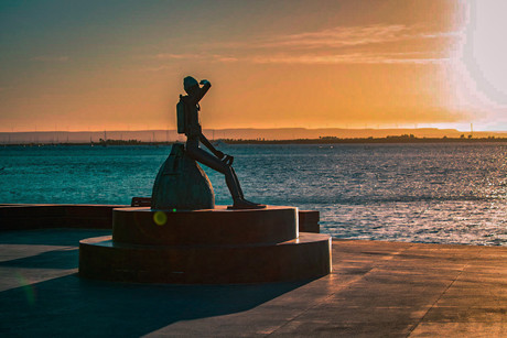 Escultura a Jacques Cousteau: guardián del Mar de Cortés en La Paz, BCS