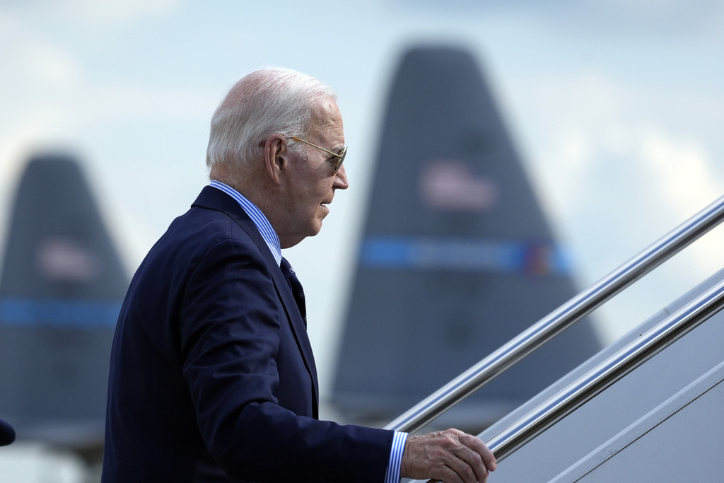 El presidente Joe Biden aborda el avión presidencial en la Base Delaware de la Guardia Aérea Nacional, el lunes 3 de junio de 2024, en New Castle, Delaware. (AP Foto/Alex Brandon)