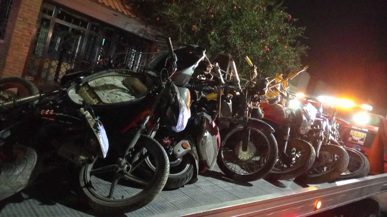 Durante la diligencia fueron halladas 28 motocicletas de diferentes marcas y modelos. Imagen: FGJEM