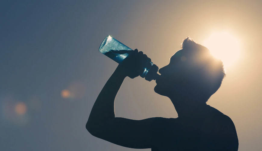 La hidratación adecuada es crucial para mantener las funciones vitales del cuerpo. (Fotografía: Canva)
