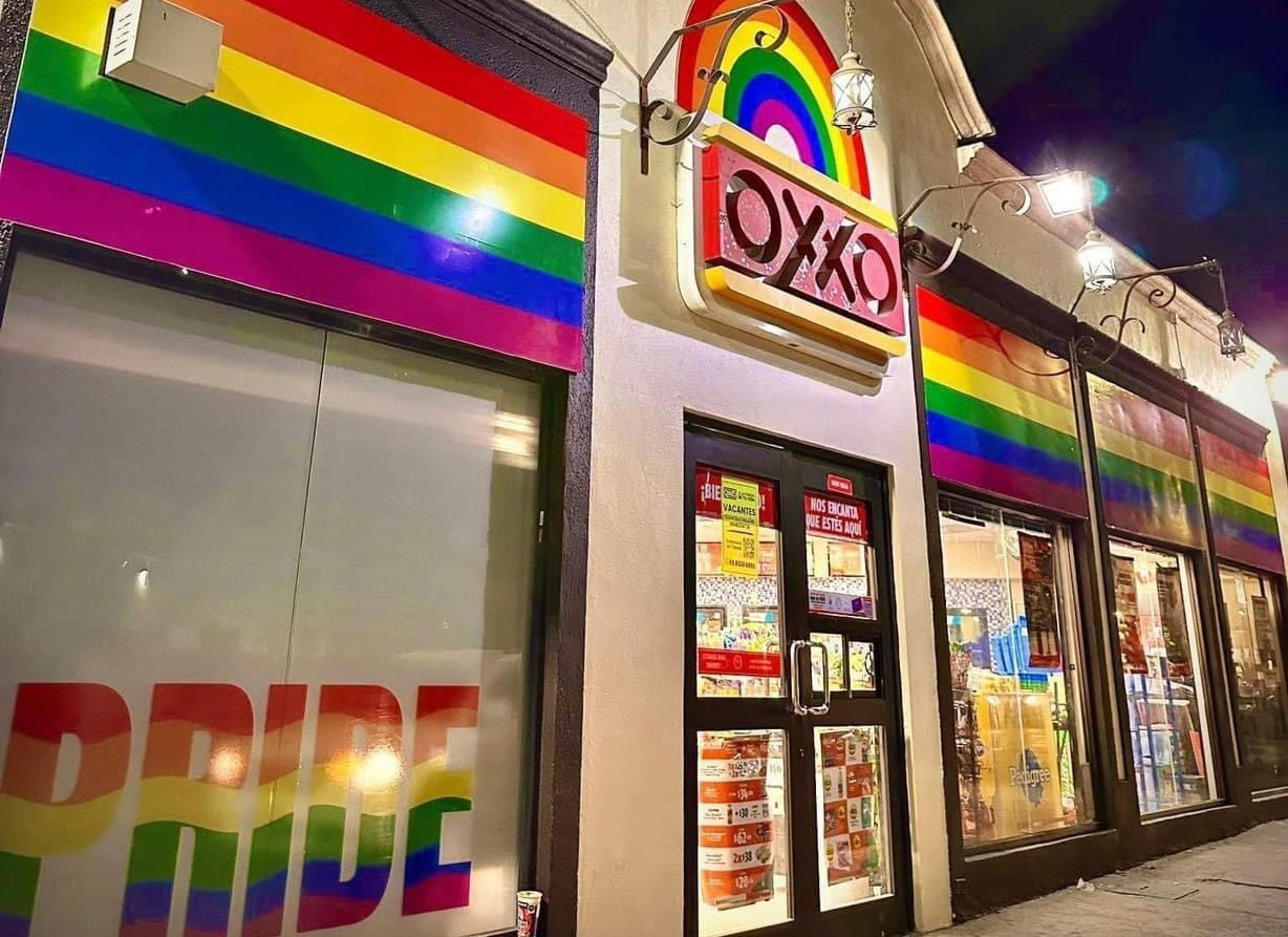 La sucursal de OXXO en Cabo San Lucas se vuelve tendencia por su apoyo al mes del Orgullo LGBT. Foto. Facebook Oxxo