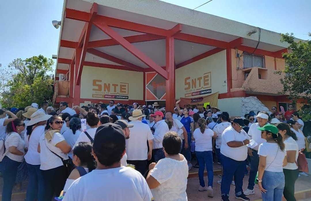 La mañana de este martes maestros de la SNTE acudieron a la sede de la Sección 33 en Yucalpetén para manifestar su descontento porque no se ha aplicado el alza salarial anunciado el pasado 15 de mayo.- Foto de Eco Yucatán