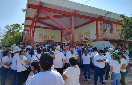 Maestros yucatecos  toman la sede del SNTE en el fraccionamiento Yucalpetén