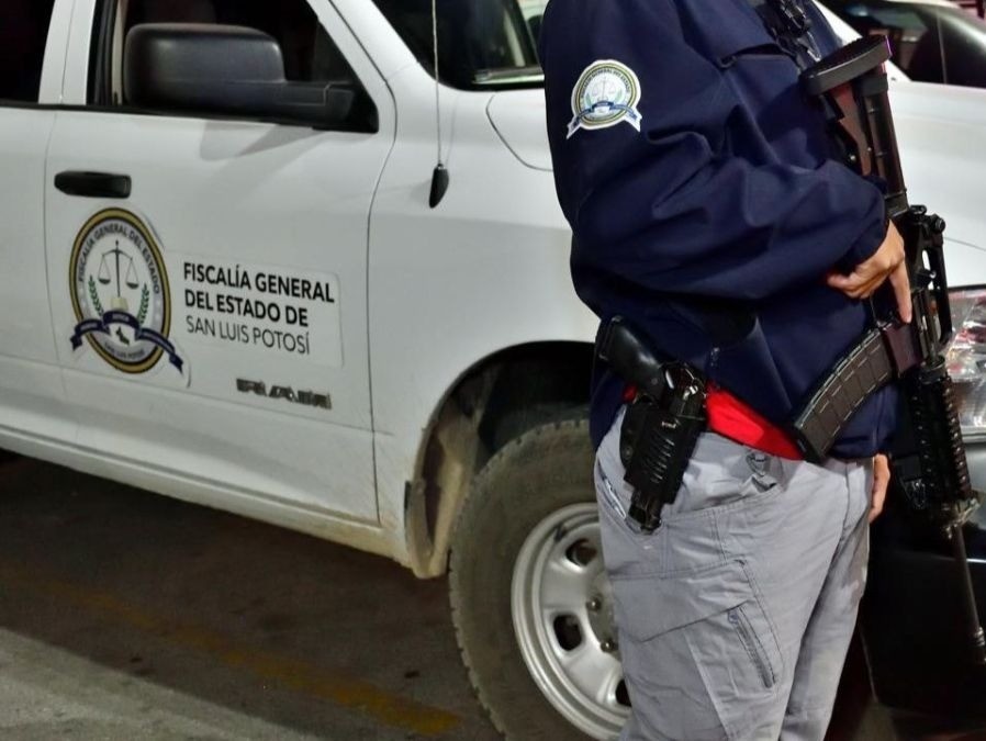 Elementos de la Fiscalía General de Justicia de San Luis Potosí sosteniendo un arma en una diligencia. Foto: 24 Horas.