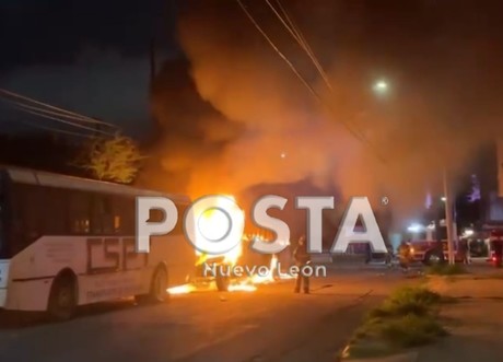 Consume incendio camión de personal en Monterrey
