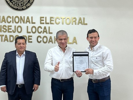 Miguel Riquelme recibe constancia como senador electo
