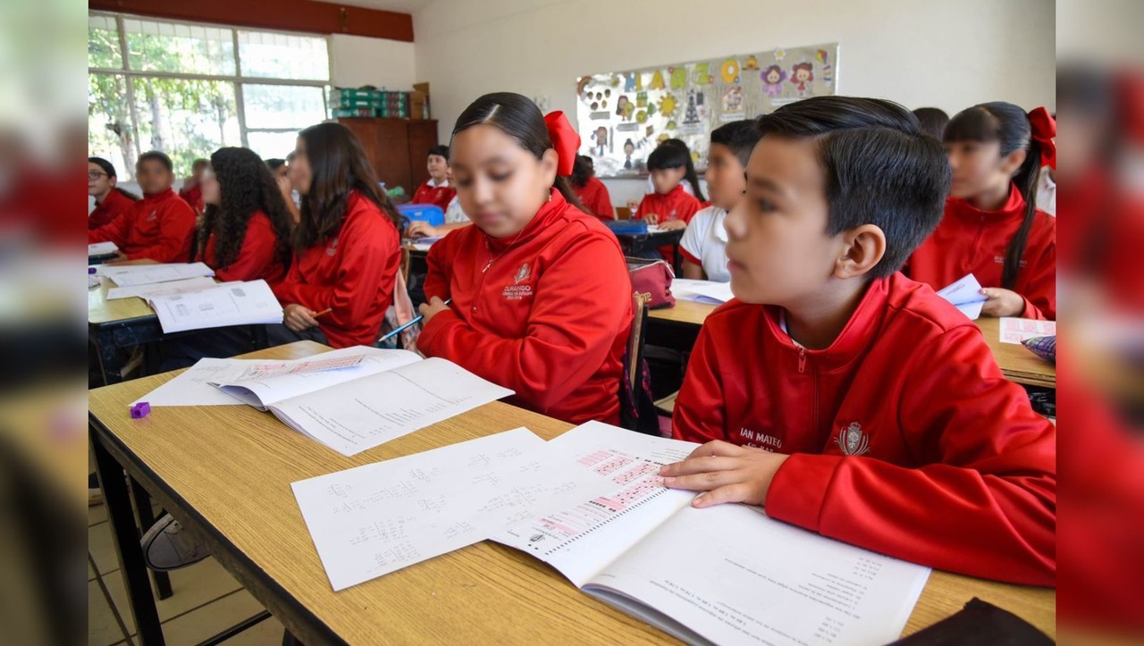 Niños portando el uniforme que entrega el Gobierno del Estado. Foto: Cortesía.