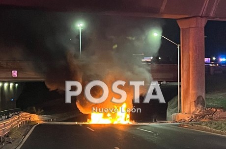 Auto se incendia tras choque en avenida Constitución