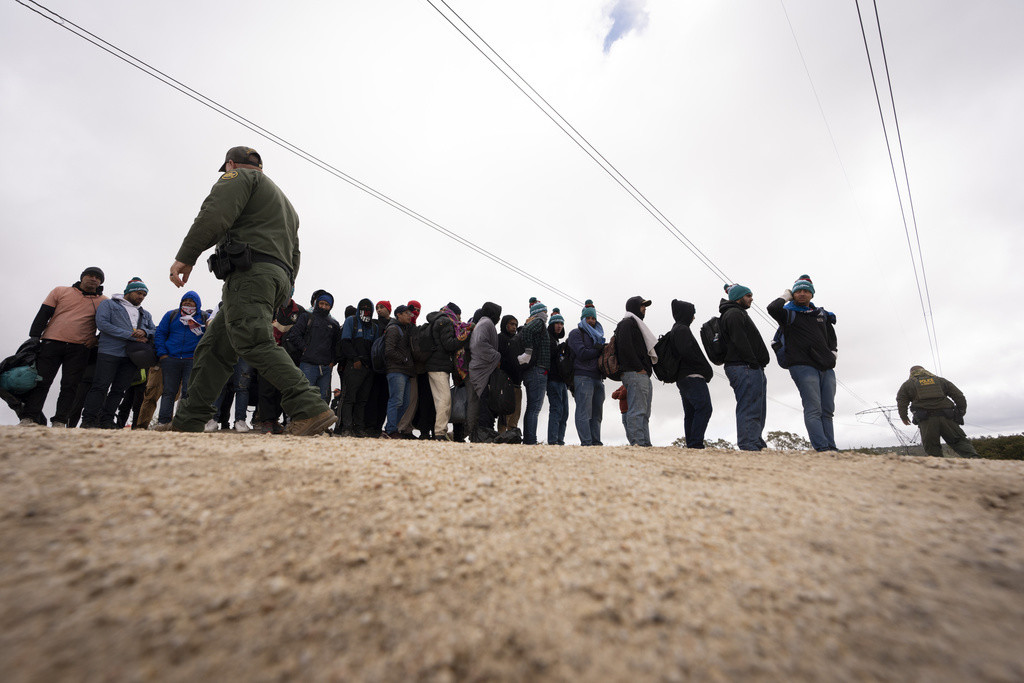 Un grupo de migrantes en la frontera entre Estados Unidos y México, cerca de Boulevard, California, el 25 de abril del 2024. (Foto AP /Gregory Bull)