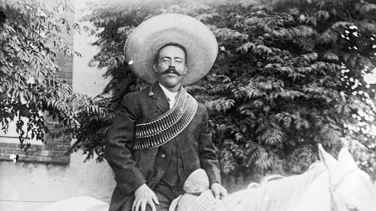 Francisco Villa montado en un caballo, con sus carrileras y sombrero. Foto: Gobierno de México.