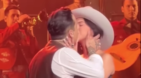 ¡Sin pena! Ángela Aguilar y Christian Nodal se besan en pleno concierto (VIDEO)