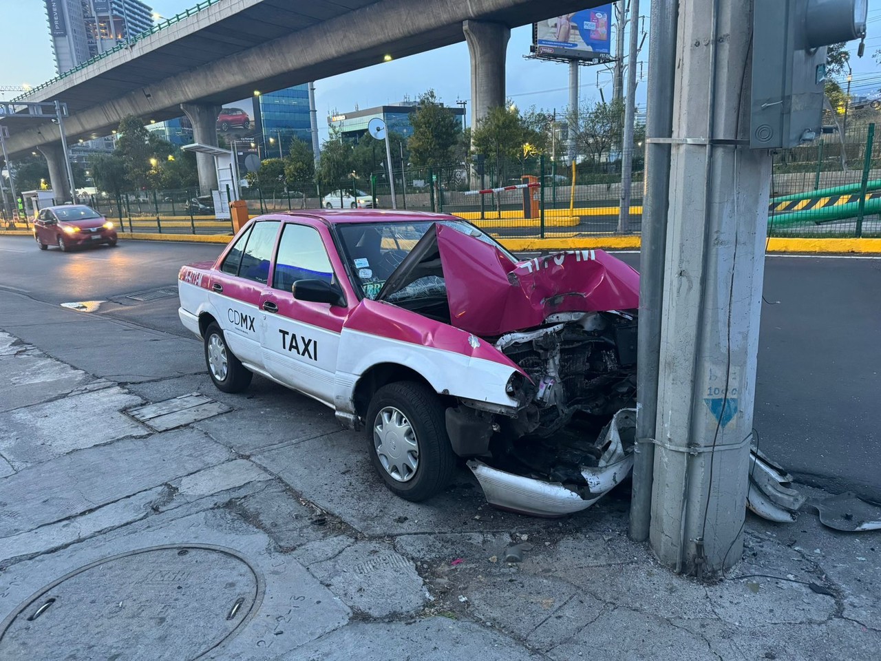 Taxi chocado abandonado. Foto: Ramón Ramírez