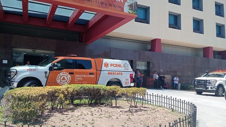 Mujer resulta herida traes caerle puerta de vidrio de hotel en Monterrey