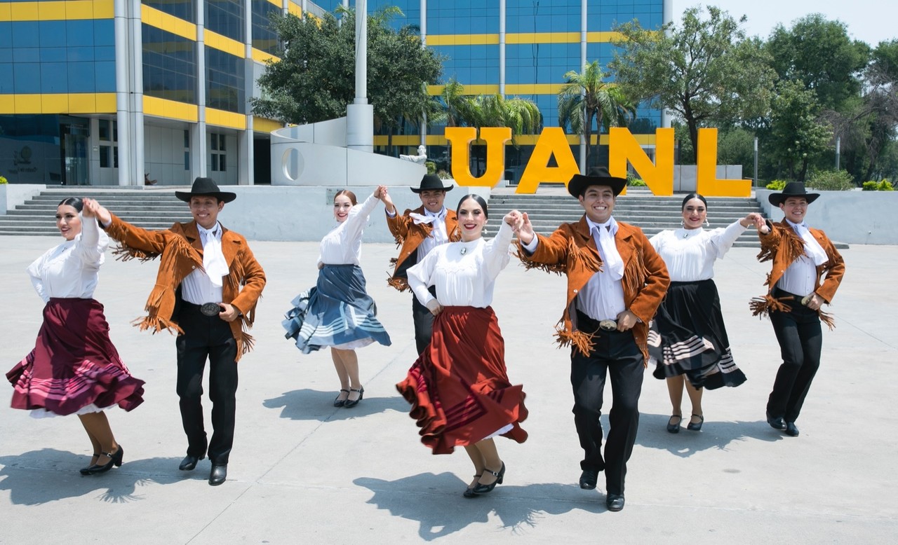 Desde su fundación en 2010, la Compañía Titular de Danza Folklórica y el grupo Pico de Gallo han contribuido a la formación integral de los estudiantes universitarios. Foto: UANL.