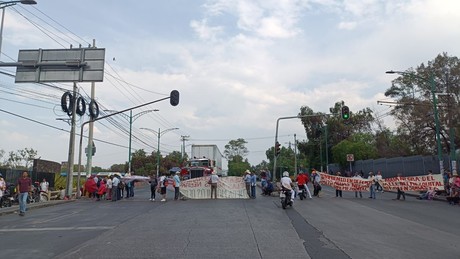 Comuneros de Hidalgo bloquean Insurgentes frente a Conagua, piden obras