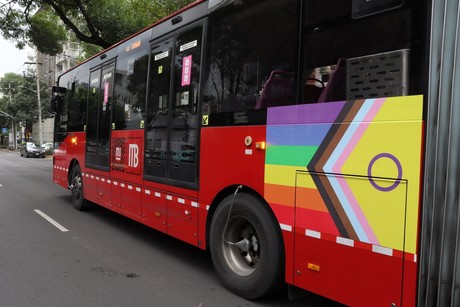 Metrobús de colores en CDMX, conoce aquí el significado de la Bandera Inclusiva