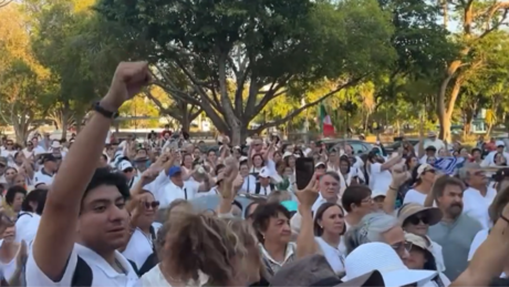 Ciudadanos se manifiestan frente al INE en Mérida y exigen recuento de votos