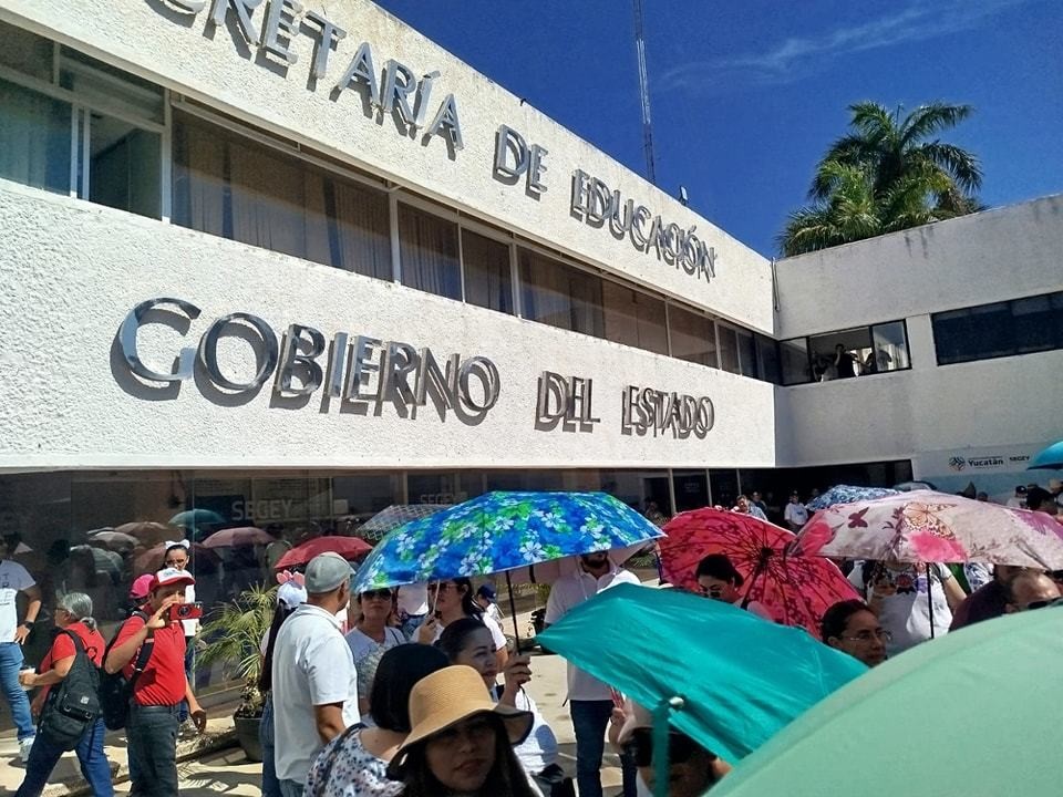 Maestros del SNTE tomaron la mañana de este jueves las instalaciones de la Segey para presionar a las autoridades por la aplicación de su aumento salarial.- Foto de Yucatan ahora