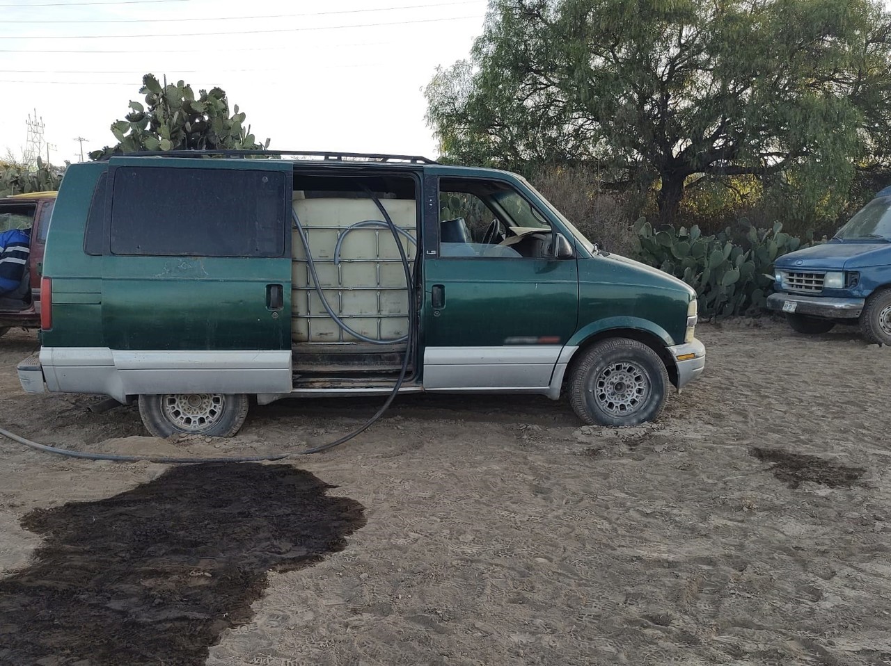 Una de las 10 camionetas aseguradas por las autoridades de la Guardia Nacional. Foto: Guardia Nacional.