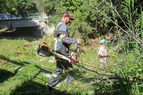 Trabajos de desazolve en Santiago, Nuevo León