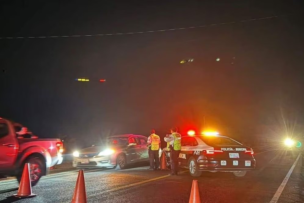 Policías municipales y estatales cubriendo la zona donde ocurrió el linchamiento. Foto: La Jornada Oriente.