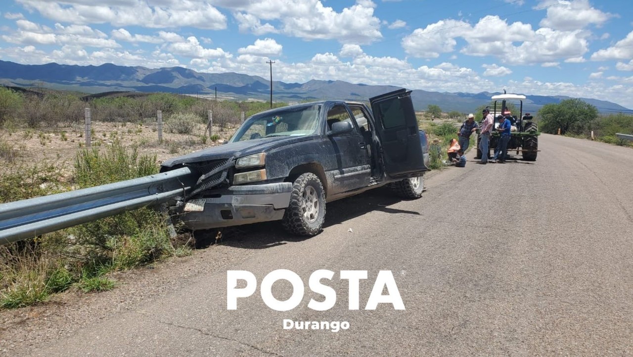 Camioneta donde viajaban ambos hombres incrustada en la valla de contención. Foto: Especial/POSTAMX.