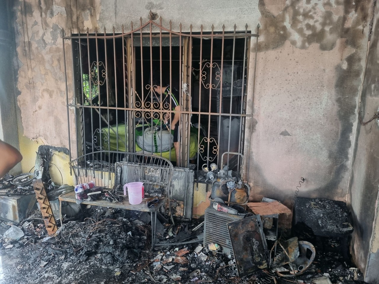 Una familia de Umán enfrentó momentos de angustia tras perderlo todo en un incendio generado por una veladora encendida.- Foto de redes sociales