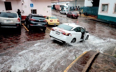 Un auto que tuvo que se abandonado por las lluvias que dejó la tormenta tropical 'Alberto' en Fresnillo, Zacatecas. Foto: El Sol de Zacatecas.