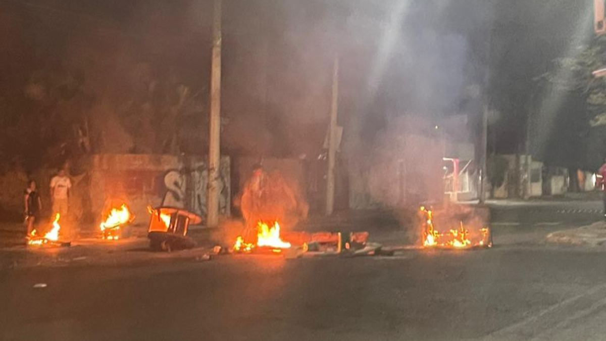 Los vecinos quemaron basura y escombros en la calle Fotos: Irving Gil