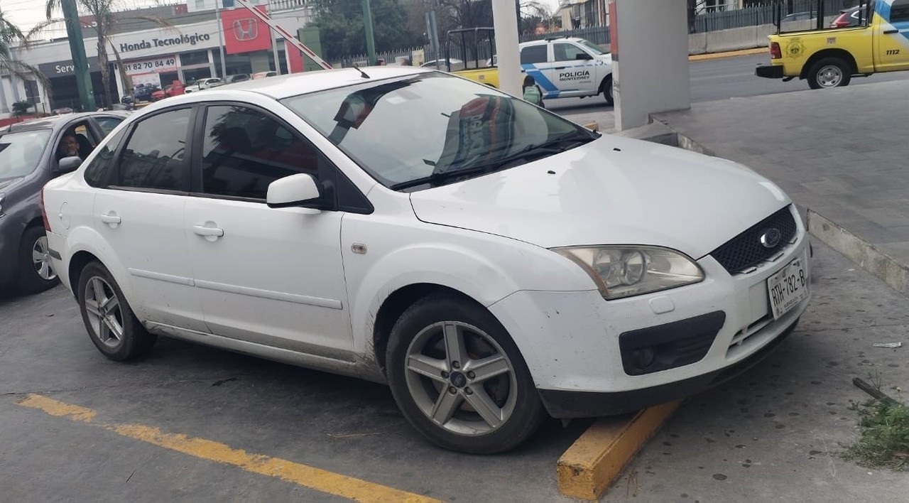 Policía de Monterrey aseguró un vehículo utilizado en fraudes a personas de la tercera edad en cajeros automáticos. Foto. Policía de Monterrey