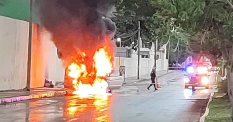 ¡Auto en llamas en colonia San Ramón Norte de Mérida!