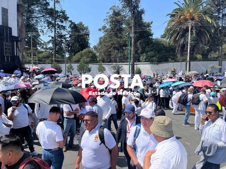 Protestan cientos de trabajadores de la salud del Edomex