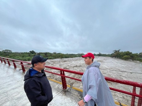Verifica Francisco Treviño funcionamiento de pluviales por lluvias en Juárez