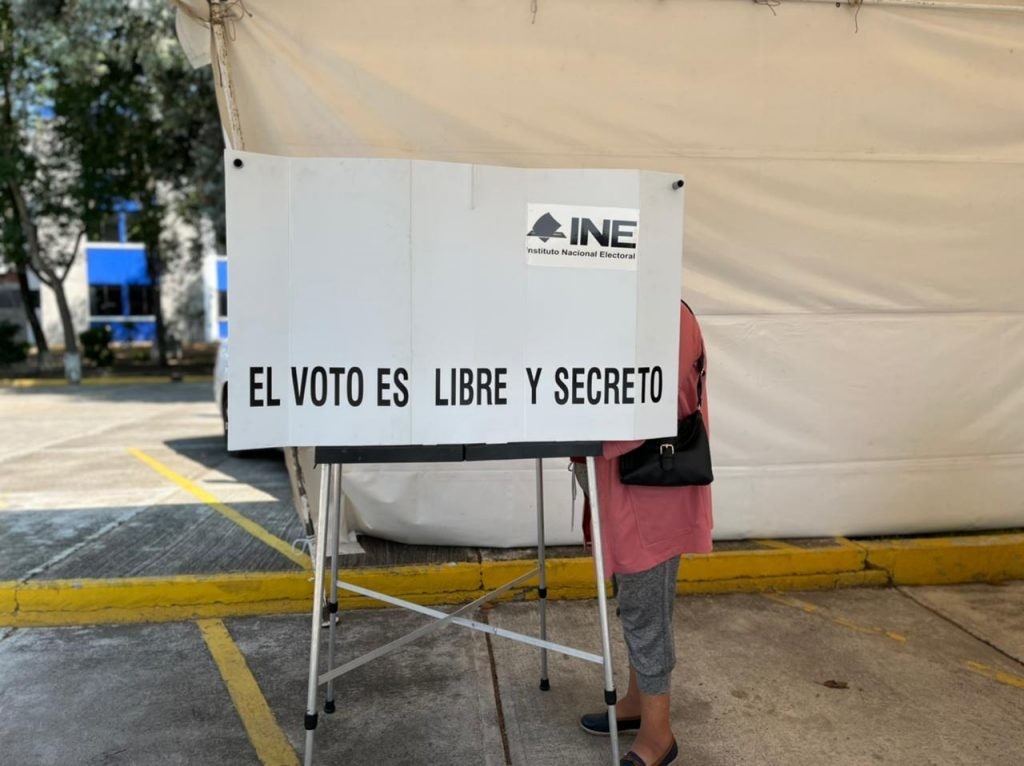 Persona emitiendo su voto. Foto: INE