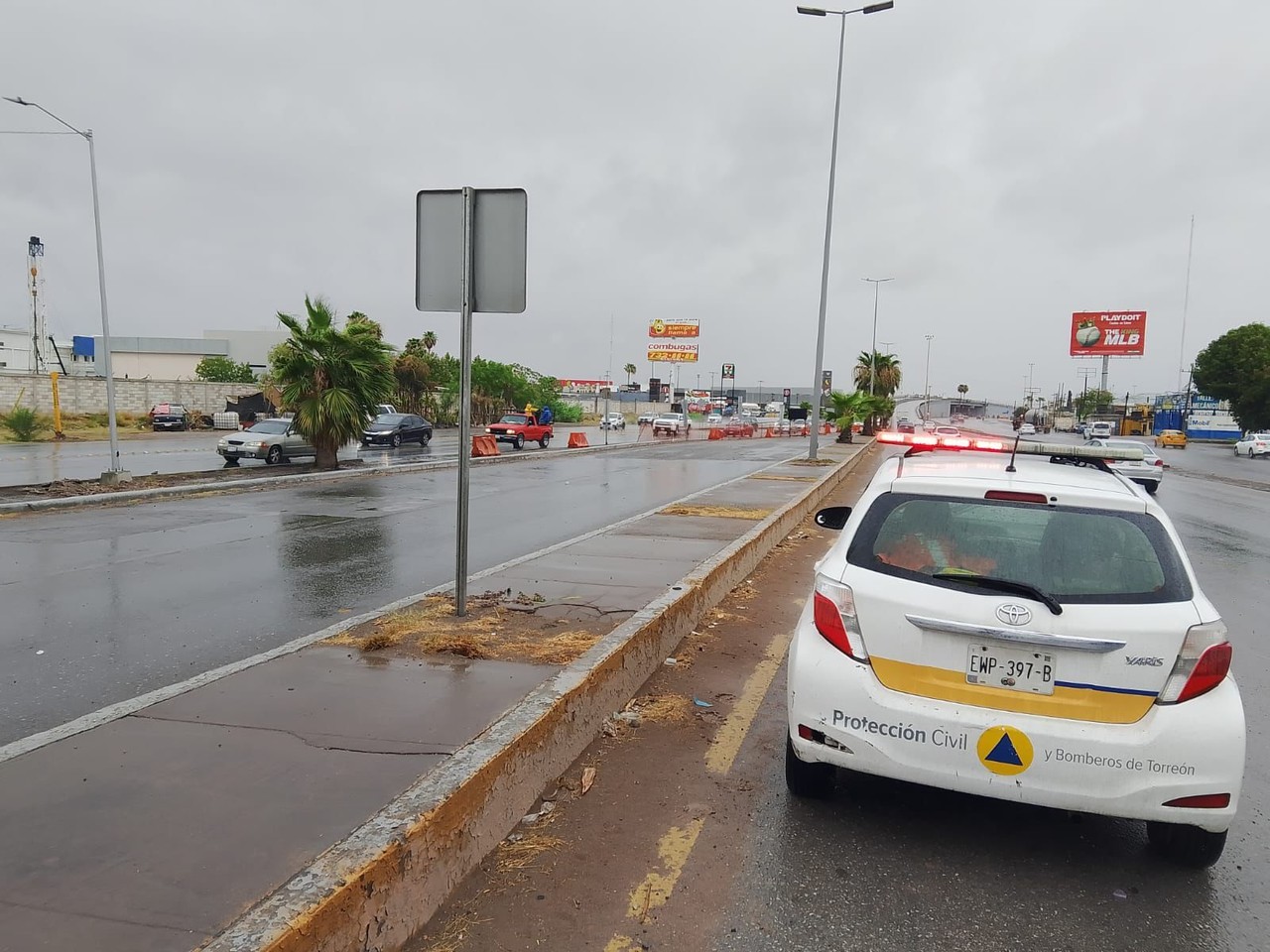 Desde el inicio de la lluvia, dependencias como Tránsito y Vialidad y Seguridad Pública se han activado para ofrecer apoyo. (Fotografía: Gobierno de Torreón)