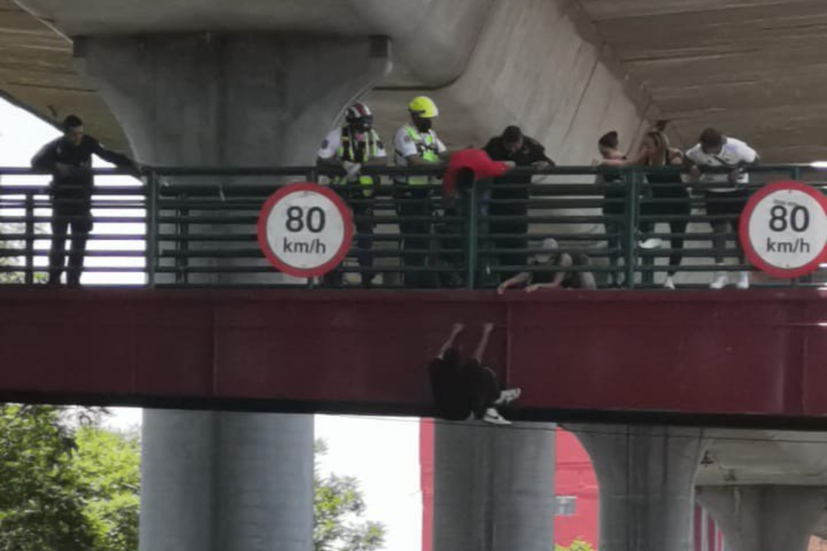 Persona colgada en puente de CDMX.    Foto: Captura de pantalla