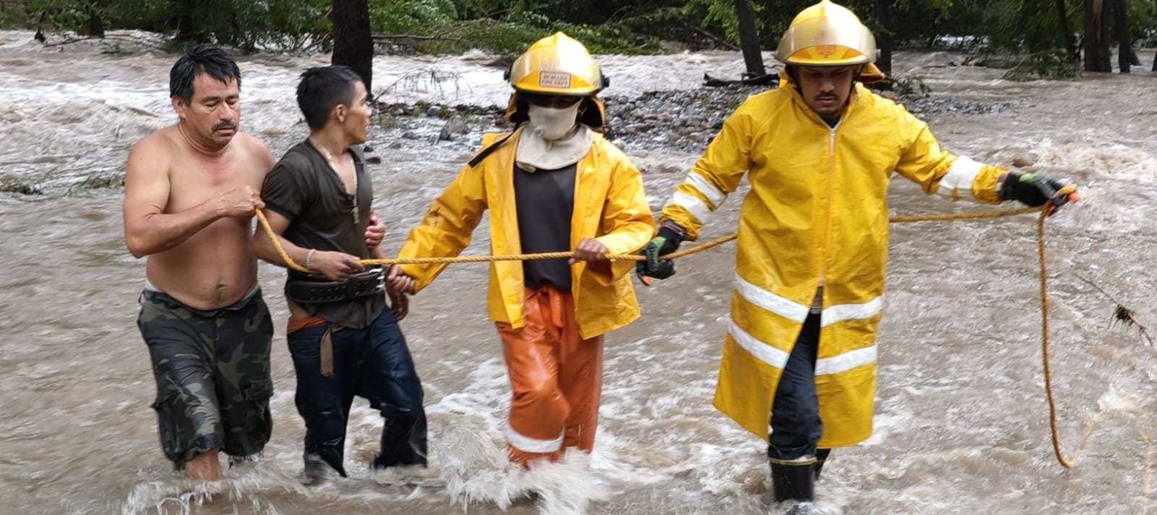 Joven rescatado de la corriente del Río en la colonia San Marcos 2. Foto: Protección Civil