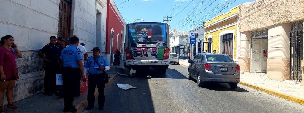 Paramédicos evaluaron a los conductores, quienes resultaron ilesos. Foto: Redes sociales