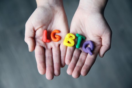 ¿Qué significan las T, Q y más en la comunidad LGBTQ+? Aquí te decimos