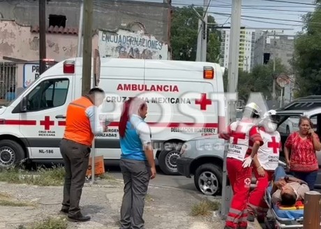 Choque entre ruta y camioneta deja dos heridos en Monterrey
