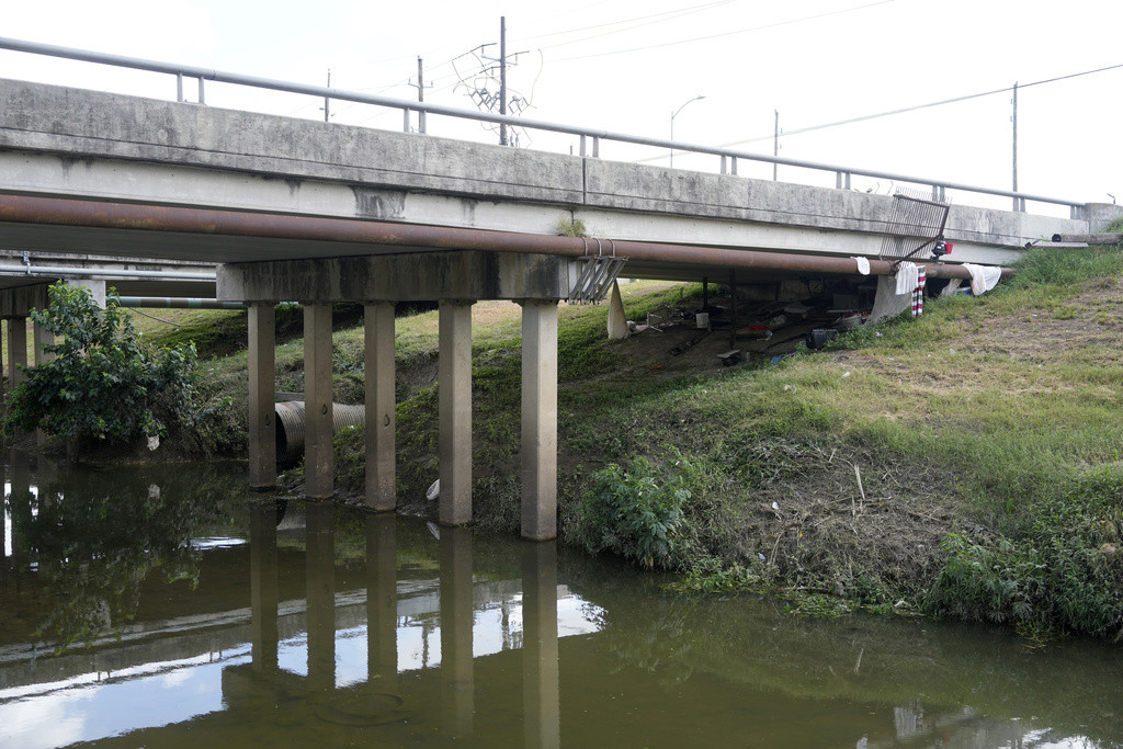 Se ve un puente sobre un arroyo en Houston, donde fue hallado el cadáver de una niña de 12 años. Dos hombres que fueron vistos en imágenes de vigilancia con ella horas antes fueron detenidos . (Melissa Phillip/Houston Chronicle vía AP)