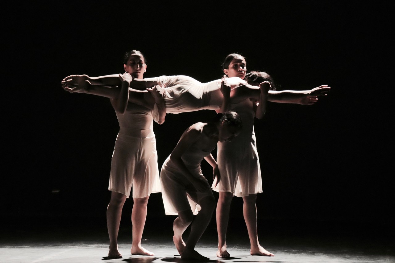 Primera generación de la licenciatura en Danza Contemporánea en la UNAY. Foto: UNAY